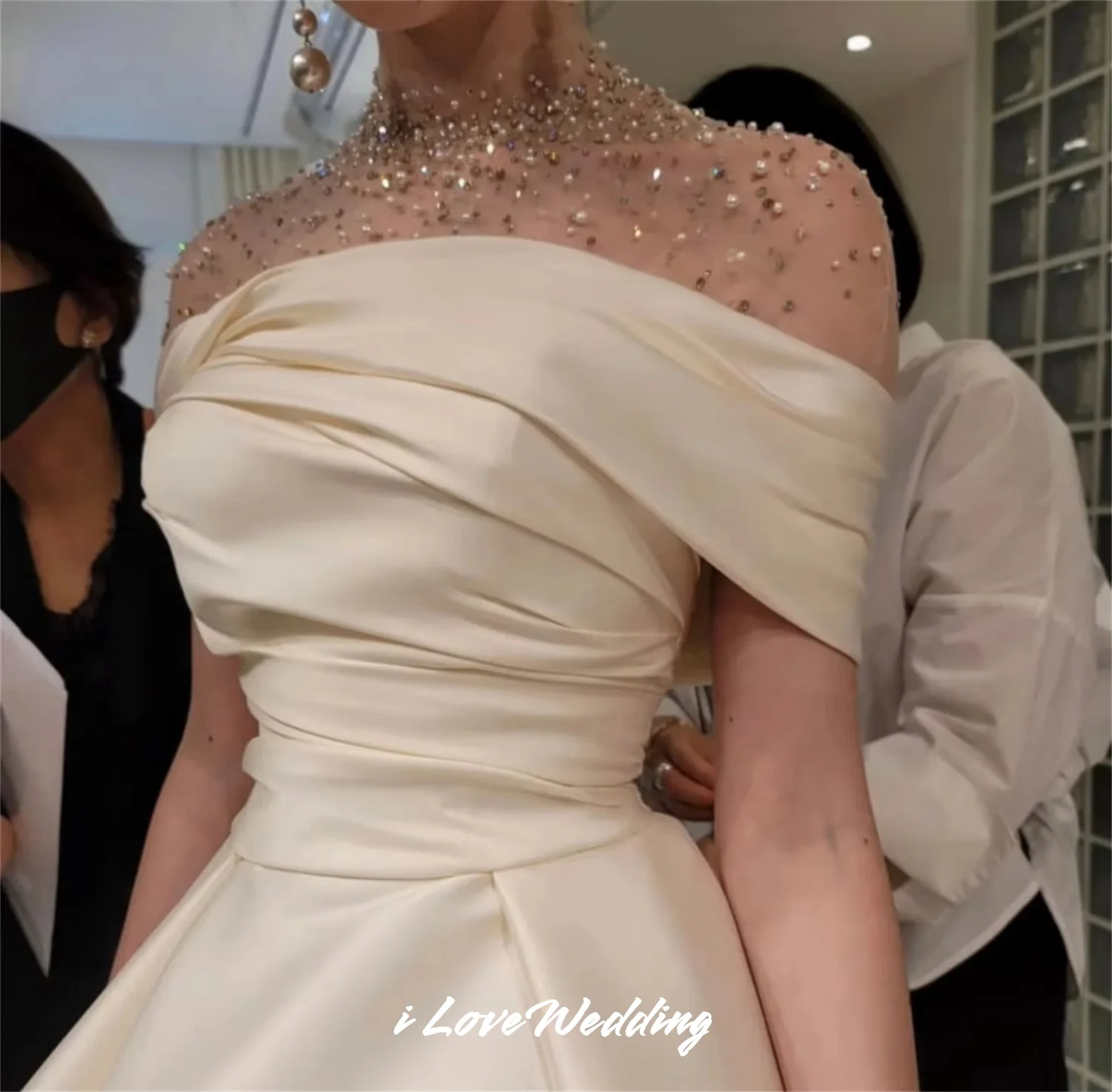 High Neck Evening Dresses Satin Off the Shoulder Beading A-Line Skirt Wedding Guest Dress Pleated Elegant Prom Dress Customized
High Neck Evening Dresses Satin Off the Shoulder Beading A-Line Skirt Wedding Guest Dress Pleated Elegant Prom Dress Customized