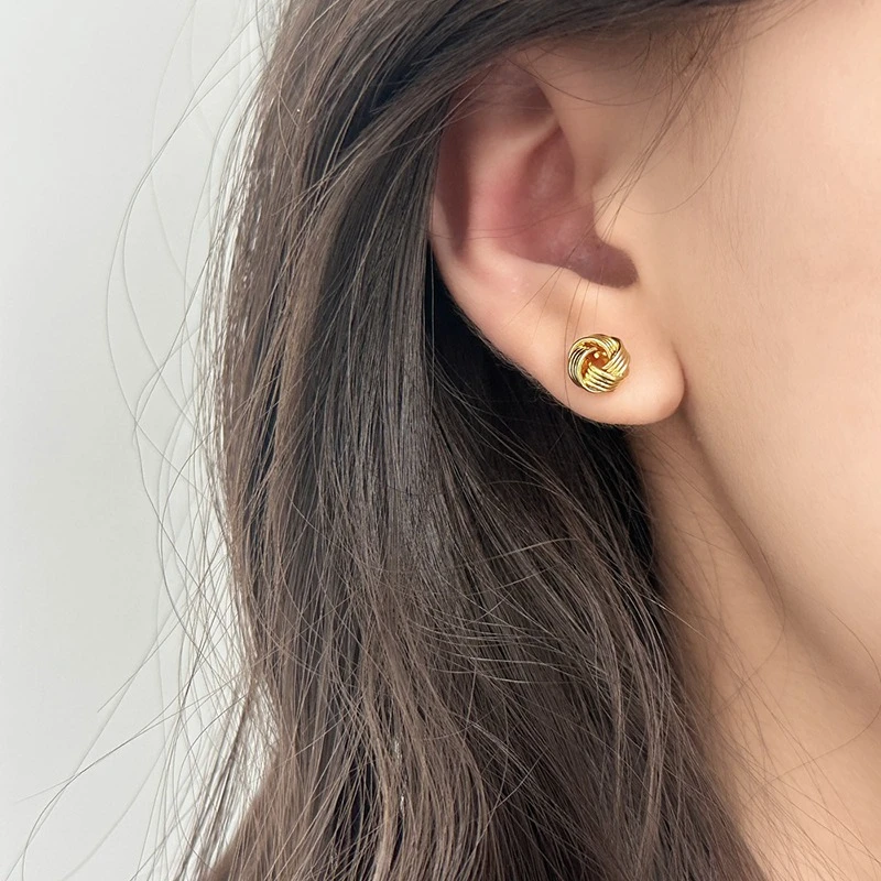 Tibetan Silver 18K Gold Plated Fried Dough Twist Stud Earrings for Women Classic Geometric Fashion Jewelry Accessories
Tibetan Silver 18K Gold Plated Fried Dough Twist Stud Earrings for Women Classic Geometric Fashion Jewelry Accessories