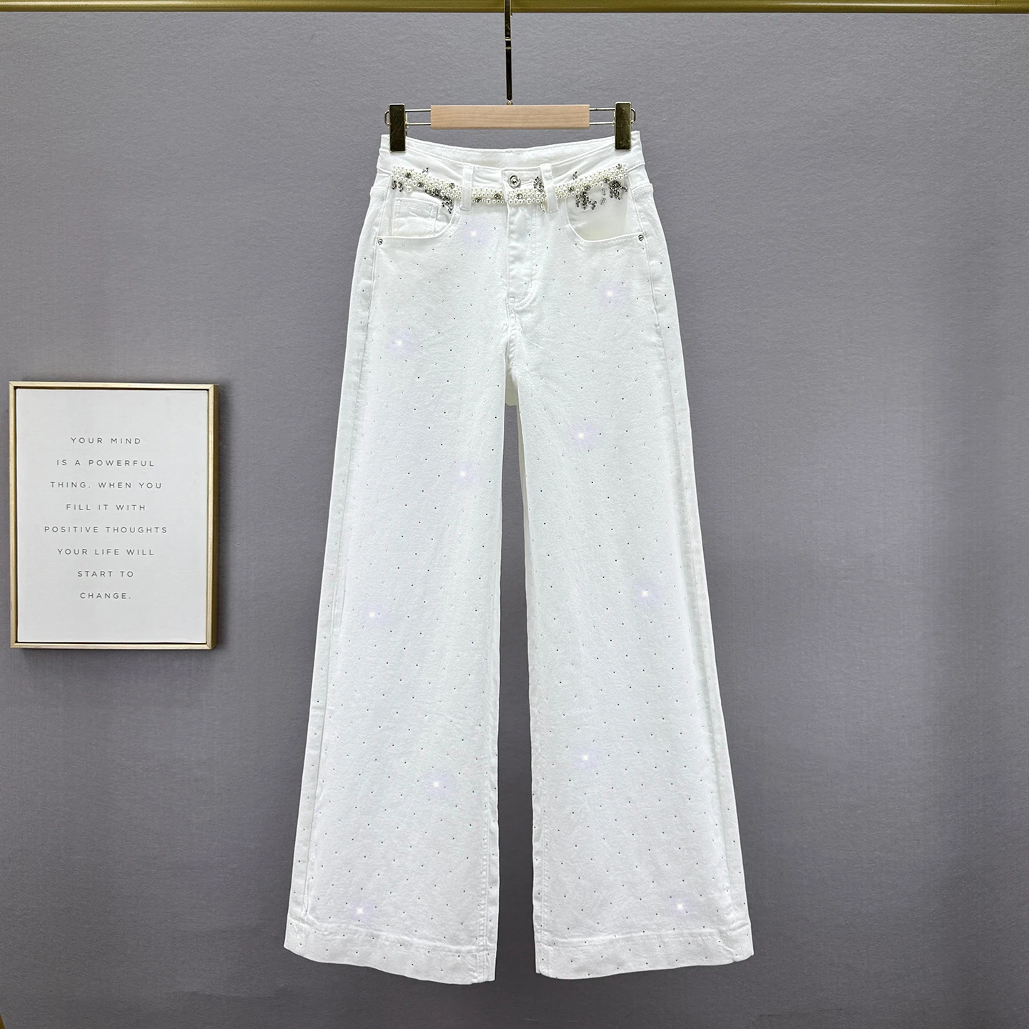 Женские джинсовые широкие брюки на флисовой подкладке, зимние белые джинсы 2025 года, новые прочные брюки длиной до пола с высокой талией и стразами
Женские джинсовые широкие брюки на флисовой подкладке, зимние белые джинсы 2025 года, новые прочные брюки длиной до пола с высокой талией и стразами