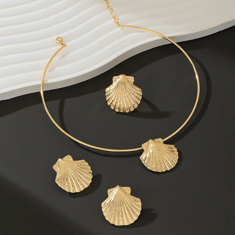 4PCS Jewelry Set Gold Color Metal Shell-shaped Pendant Necklace Earring Ring for Women Party Wholesale Torques Accessories
4PCS Jewelry Set Gold Color Metal Shell-shaped Pendant Necklace Earring Ring for Women Party Wholesale Torques Accessories