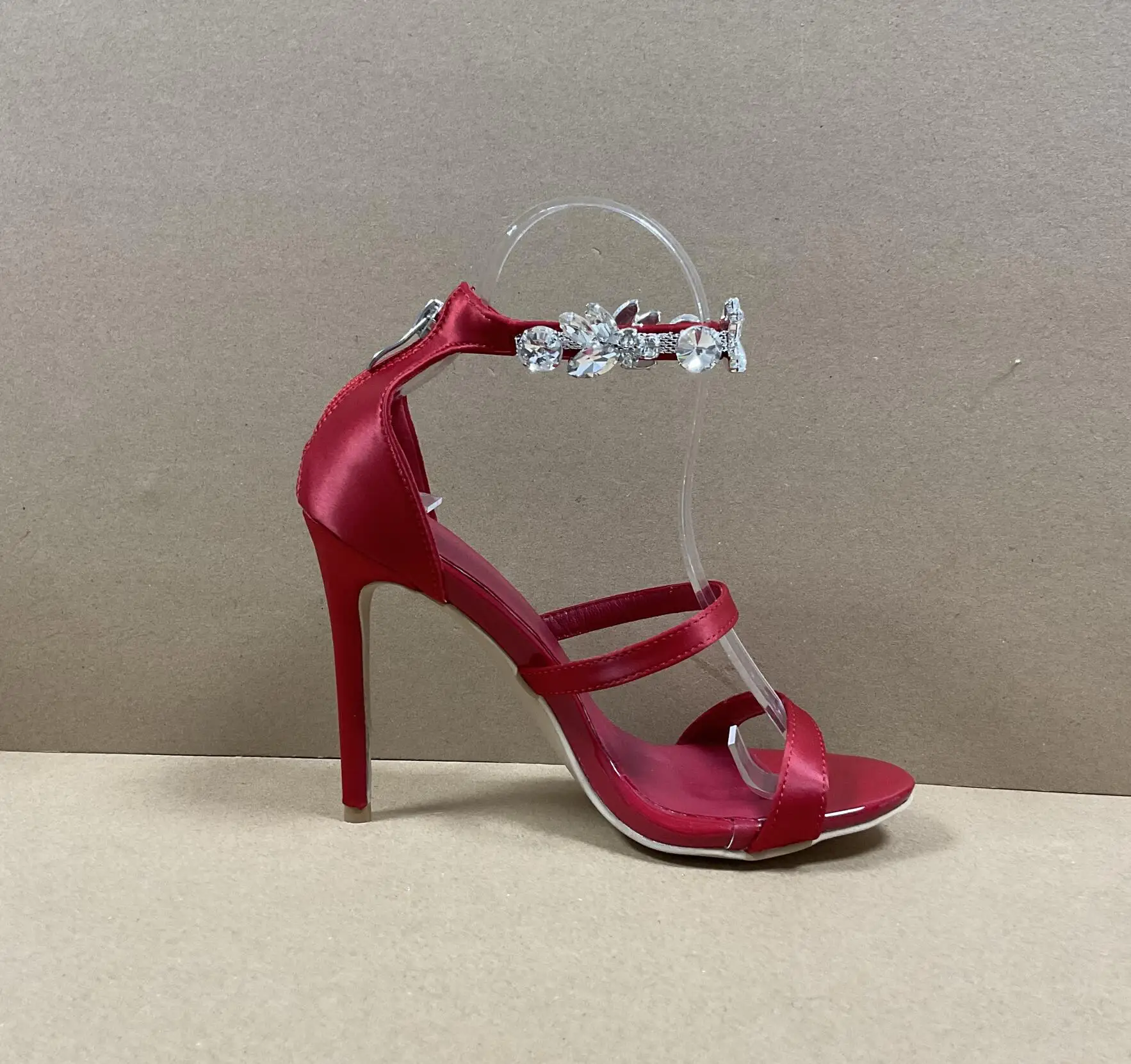 Luxury Crystal Decorated High Heels Women Gladiator Sandals Ladies Solid Red Peep Toe Back Zipper Three Straps Dress Shoes 2025
Luxury Crystal Decorated High Heels Women Gladiator Sandals Ladies Solid Red Peep Toe Back Zipper Three Straps Dress Shoes 2025