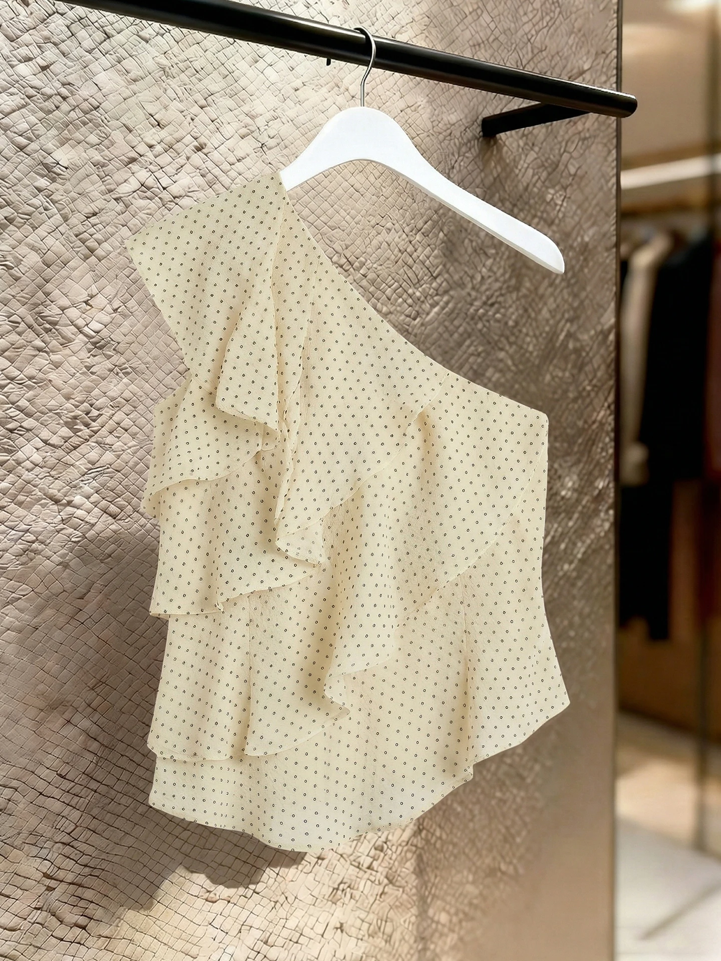 Unique Chic Pleated Design Polka Dot Shirt Summer Fashion Commute Versatile Sleeveless Vest Korean Style Straight Cut Silk Top
Unique Chic Pleated Design Polka Dot Shirt Summer Fashion Commute Versatile Sleeveless Vest Korean Style Straight Cut Silk Top
