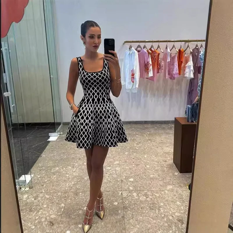 European American Style Summer and Autumn Niche Design Short Skirt2026 Waist-Cinching Ripple Black Slimming Sleeveless
European American Style Summer and Autumn Niche Design Short Skirt2026 Waist-Cinching Ripple Black Slimming Sleeveless