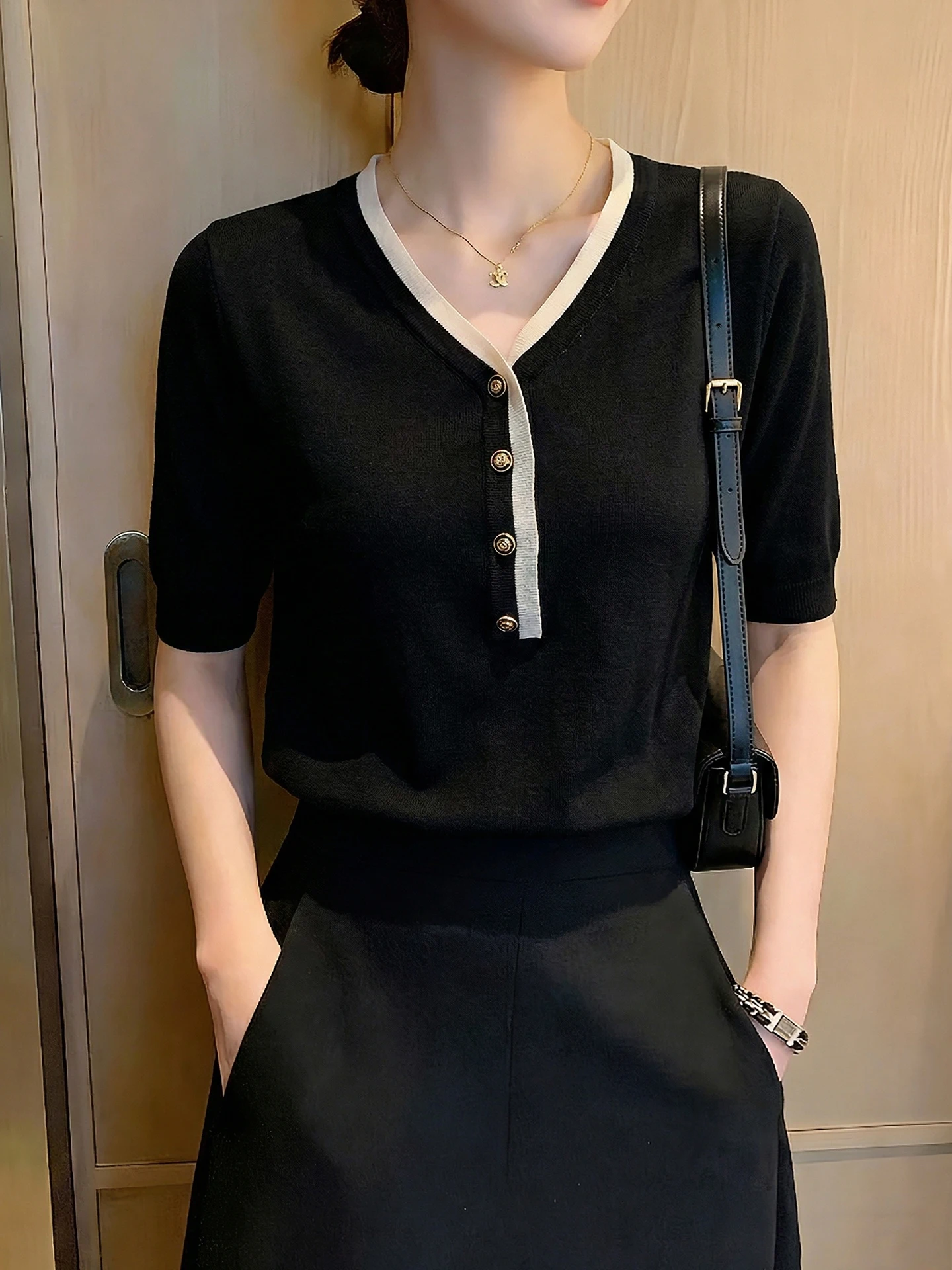 Elegant V-Neck Knitted Top Soft Lightweight Summer Fashion Short Sleeve Luxury Feel Loose Fit Women's Premium Quality Shirt
Elegant V-Neck Knitted Top Soft Lightweight Summer Fashion Short Sleeve Luxury Feel Loose Fit Women's Premium Quality Shirt
