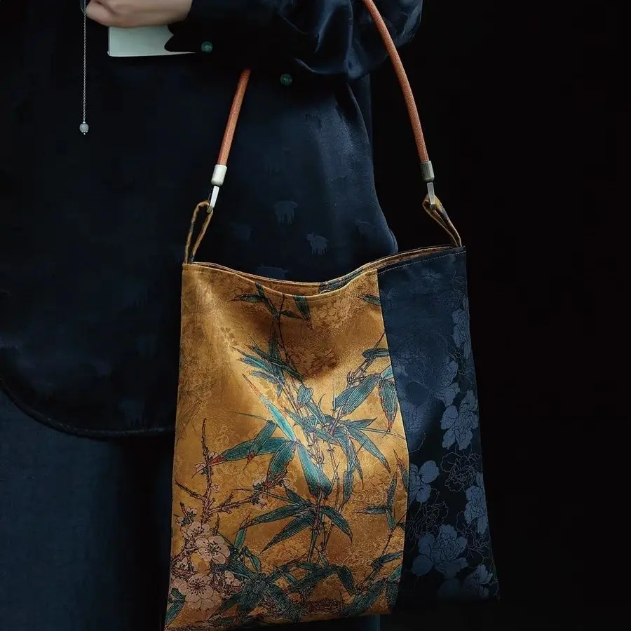 Original Design Xiangyunsha Fabric Bamboo Knot Cheongsam Handbag, New Chinese Retro Hanfu Bamboo Handle Ladies Handheld Bag
Original Design Xiangyunsha Fabric Bamboo Knot Cheongsam Handbag, New Chinese Retro Hanfu Bamboo Handle Ladies Handheld Bag