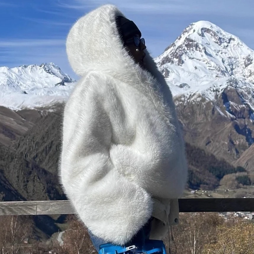Women Faux Fur Coats White Fur Jacket Hooded Long Sleeve Coverd Button Thick Warm Fur Loose Casual Streetwear 2025 Autumn Winter
Women Faux Fur Coats White Fur Jacket Hooded Long Sleeve Coverd Button Thick Warm Fur Loose Casual Streetwear 2025 Autumn Winter