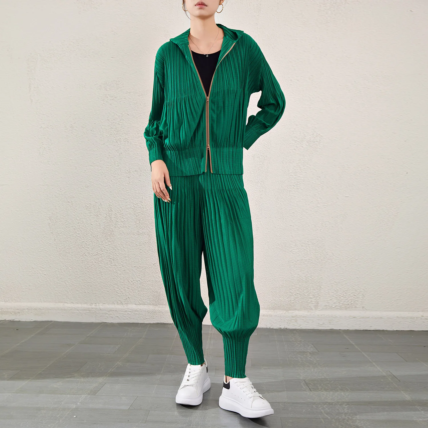 High quality Issey Miyake fashion pleated women's suit - 2025 spring new loose casual harem pants and jacket top two-piece suit
High quality Issey Miyake fashion pleated women's suit - 2025 spring new loose casual harem pants and jacket top two-piece suit