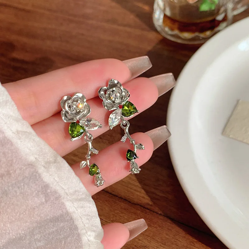Fresh and Sweet Metal Rose Drop Earrings for Women Girls Super Fairy Green Heart Zircon Leaves Stud Earrings Jewelry Accessories
Fresh and Sweet Metal Rose Drop Earrings for Women Girls Super Fairy Green Heart Zircon Leaves Stud Earrings Jewelry Accessories
