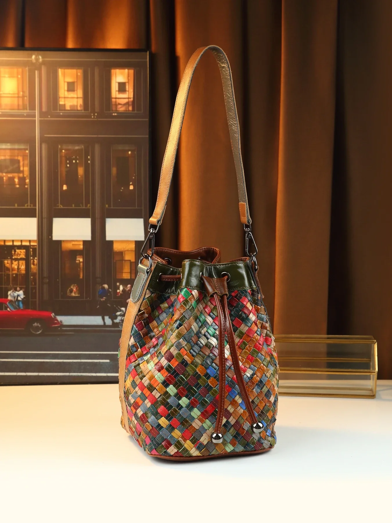 Fashion versatile woven model, block shoulder bucket bag, random color contrast, genuine leather women's bag, cowhide
Fashion versatile woven model, block shoulder bucket bag, random color contrast, genuine leather women's bag, cowhide