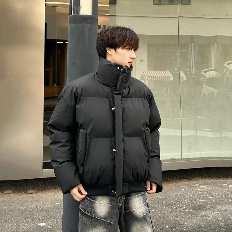 Bla ort PU Leather Cotton Jaet Men's Winter Thi Warm Bread Sle High-End ape Stand Collar Cotton Outerwear Coat
Bla ort PU Leather Cotton Jaet Men's Winter Thi Warm Bread Sle High-End ape Stand Collar Cotton Outerwear Coat