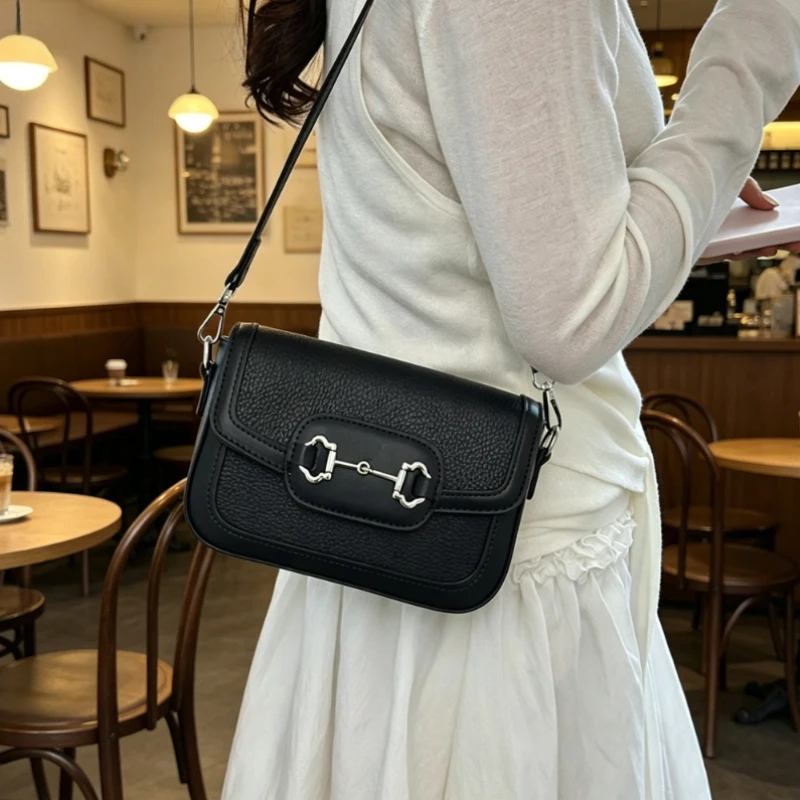 Luxury trendy design shoulder bag, casual zipper crossbody bag, fashionable handbag suitable for daily gatherings
Luxury trendy design shoulder bag, casual zipper crossbody bag, fashionable handbag suitable for daily gatherings