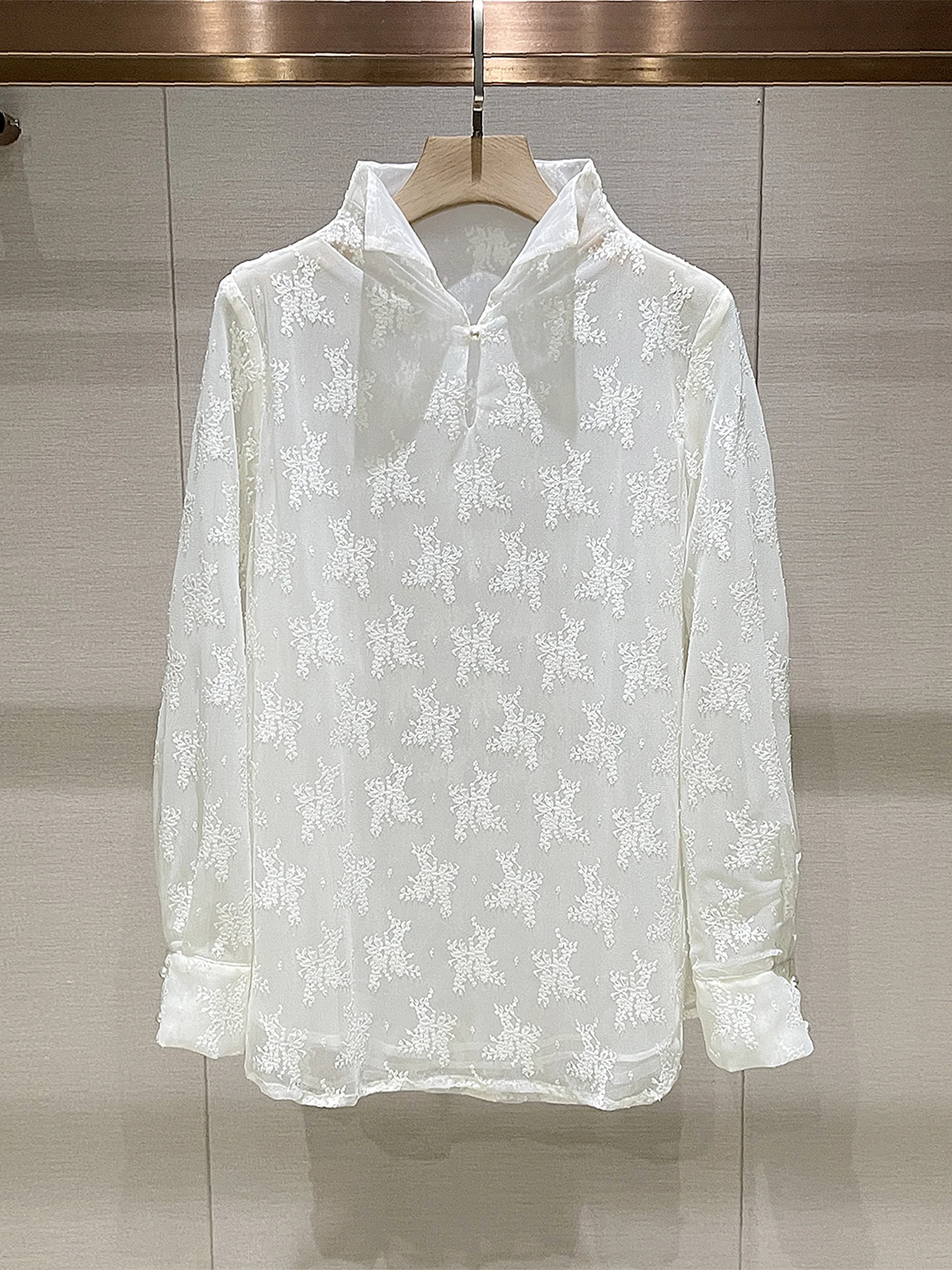 Белая вышитая рубашка свободного кроя Ele для многослойных образов, весна 2026, женская модная дышащая удобная рубашка с длинным рукавом
Белая вышитая рубашка свободного кроя Ele для многослойных образов, весна 2026, женская модная дышащая удобная рубашка с длинным рукавом