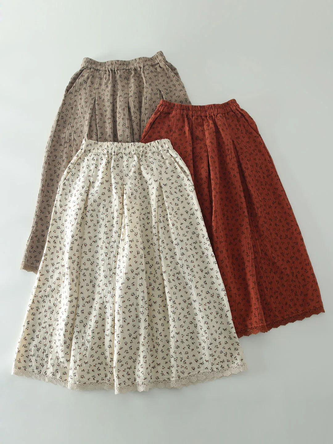 Новая весенняя женская юбка А-силуэта из чистого хлопка с цветочным принтом, эластичным поясом и нежной кружевной отделкой, средней длины
Новая весенняя женская юбка А-силуэта из чистого хлопка с цветочным принтом, эластичным поясом и нежной кружевной отделкой, средней длины