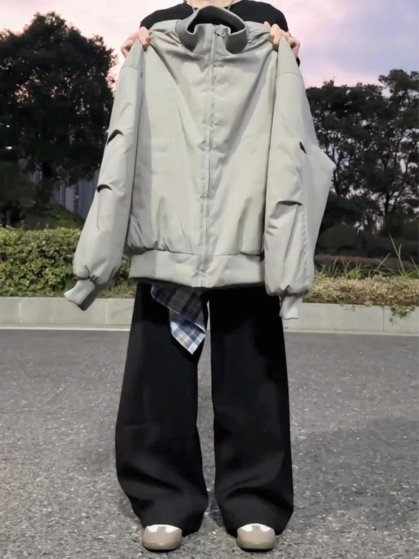 Утепленная хлопковая куртка унисекс для мужчин и женщин, теплая зимняя верхняя одежда для пар, повседневная молодежная модель.
Утепленная хлопковая куртка унисекс для мужчин и женщин, теплая зимняя верхняя одежда для пар, повседневная молодежная модель.