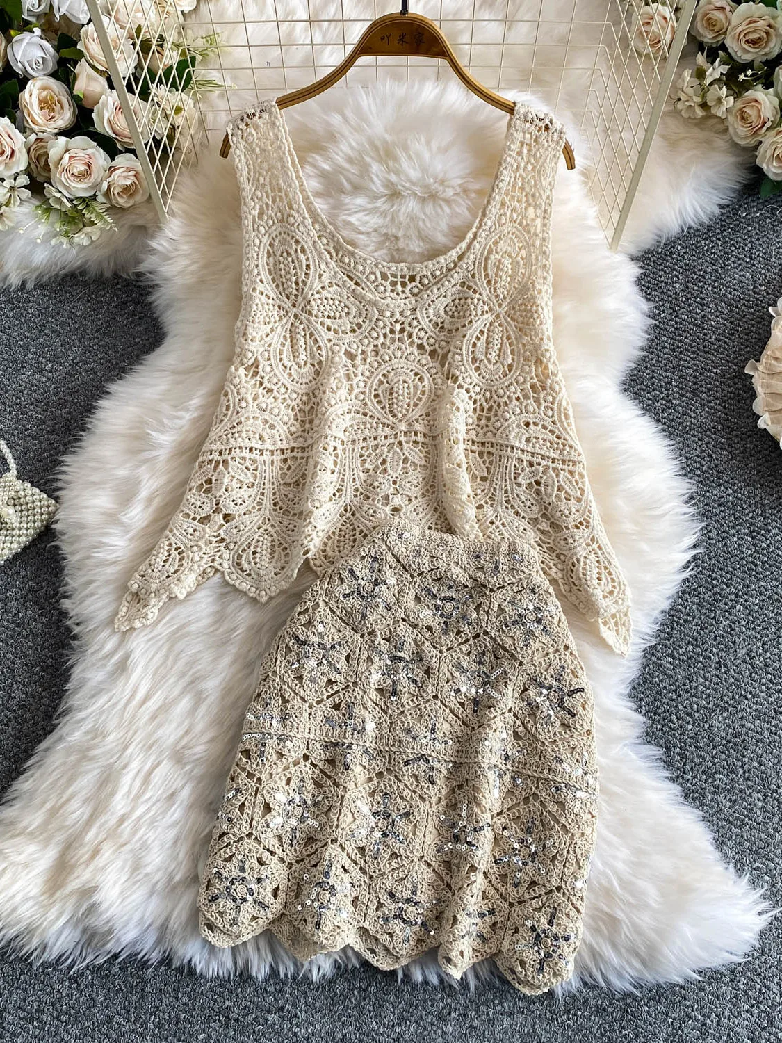 Retro Vacation Desert Style U-Neck Vest Design Lace Hook Flower Sequin Short Skirt Two-Piece Set Women's Fashion Summer Outfit
Retro Vacation Desert Style U-Neck Vest Design Lace Hook Flower Sequin Short Skirt Two-Piece Set Women's Fashion Summer Outfit