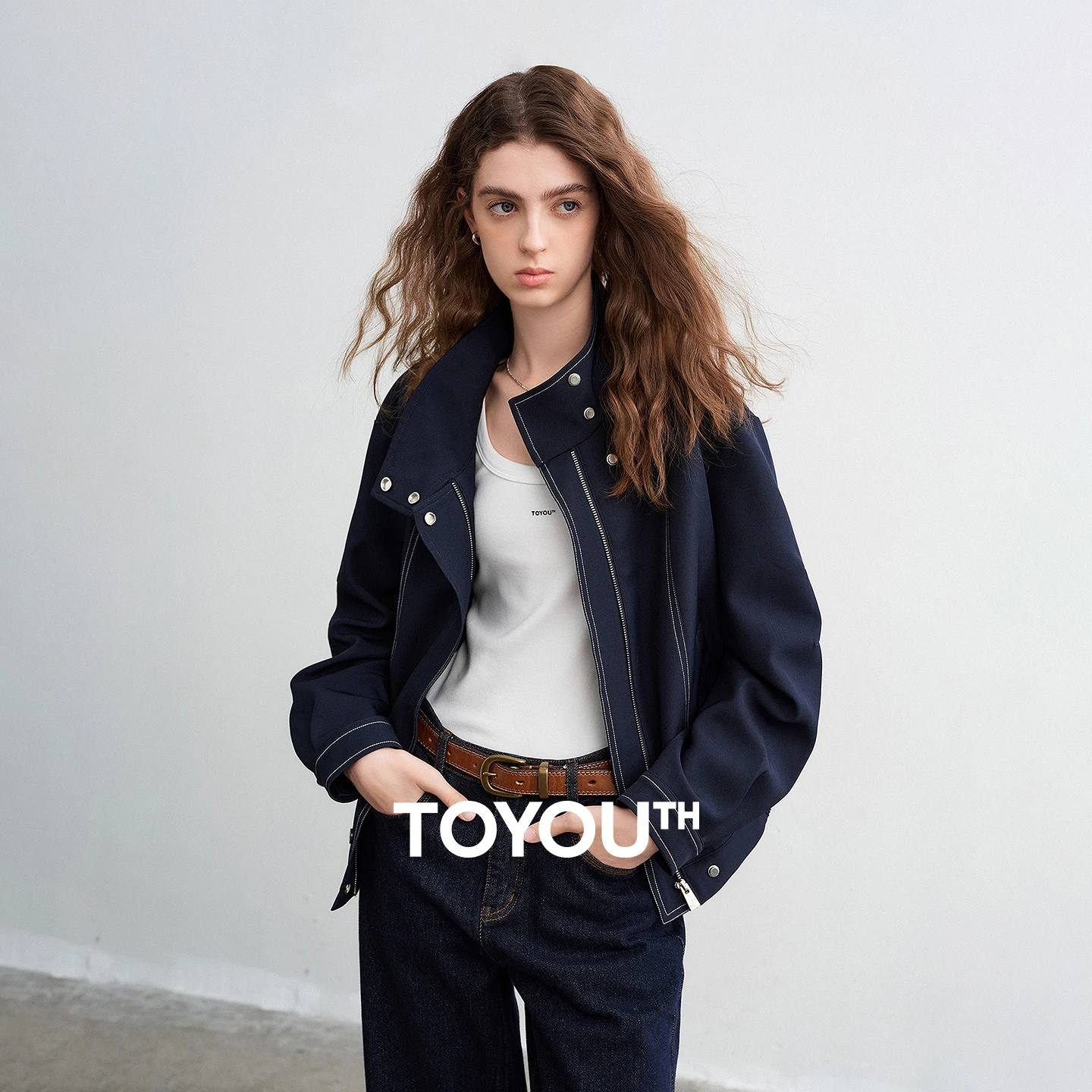 TOYOUTH женские куртки 2026, весенние новые, устойчивые к морщинам, с высоким воротником-стойкой, винтажная темно-синяя четкая острая верхняя одежда
TOYOUTH женские куртки 2026, весенние новые, устойчивые к морщинам, с высоким воротником-стойкой, винтажная темно-синяя четкая острая верхняя одежда