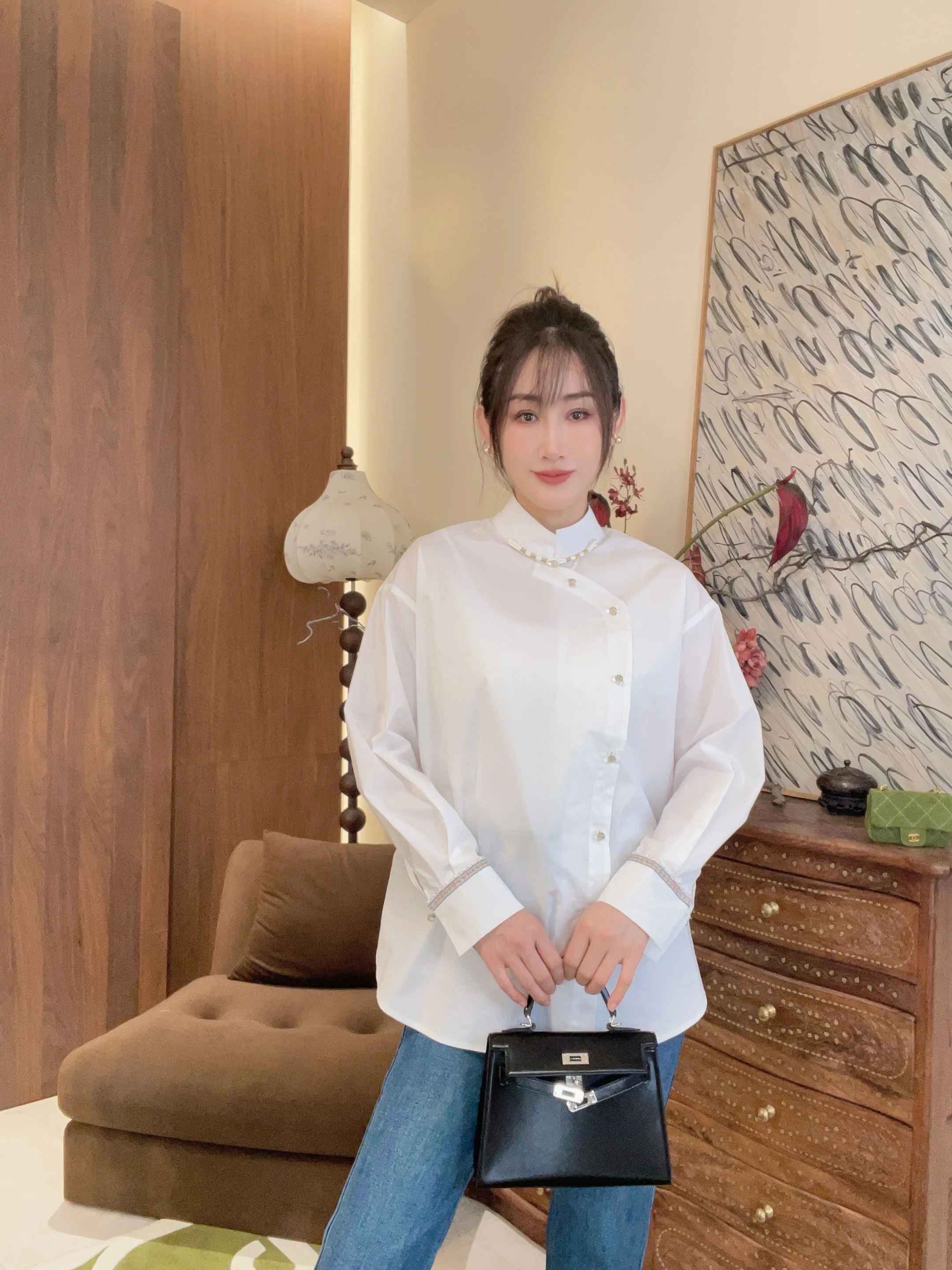 Новая женская блузка из чистого хлопка 2026 года в китайском стиле, модная, с высоким воротником, на пуговицах, свободного кроя, с длинными рукавами, белая
Новая женская блузка из чистого хлопка 2026 года в китайском стиле, модная, с высоким воротником, на пуговицах, свободного кроя, с длинными рукавами, белая