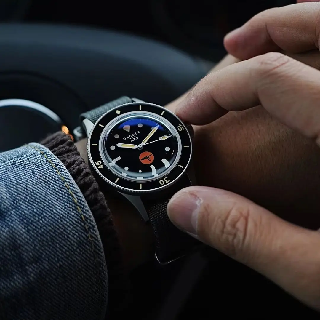DAGGERAXE мужские дайверские часы 40 мм спортивные автоматические механические наручные часы 10 бар водонепроницаемые C3 светящееся сапфировое зеркало NH35 военные
DAGGERAXE мужские дайверские часы 40 мм спортивные автоматические механические наручные часы 10 бар водонепроницаемые C3 светящееся сапфировое зеркало NH35 военные