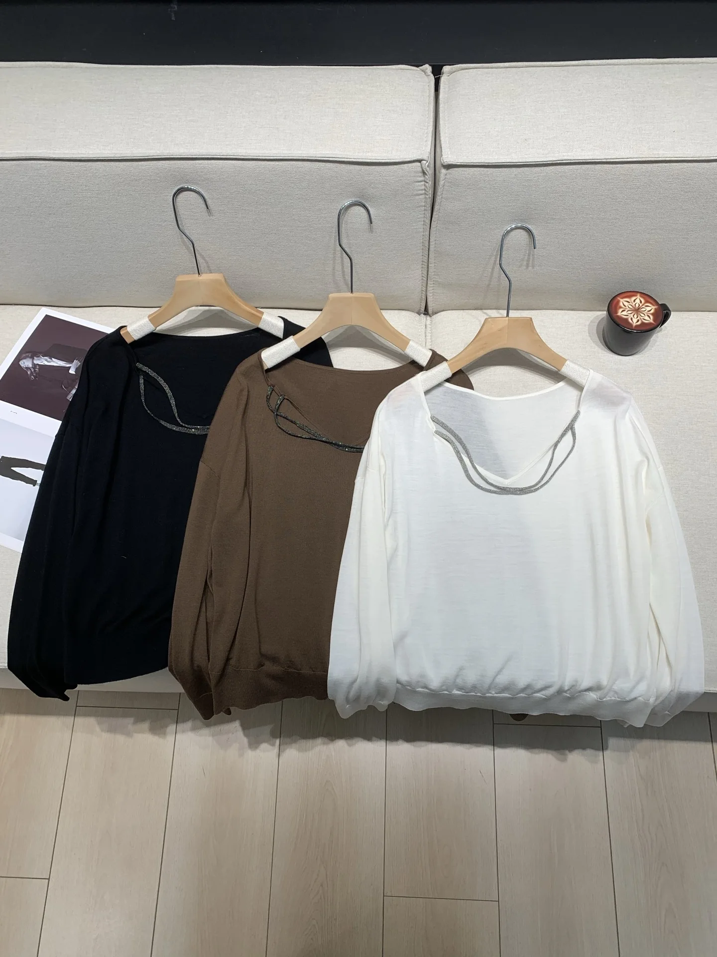 Beaded Chain Women Thin Knitted Pullover V-Neck Long Sleeve 3-Color Fashion Female 100% Wool Sweater
Beaded Chain Women Thin Knitted Pullover V-Neck Long Sleeve 3-Color Fashion Female 100% Wool Sweater