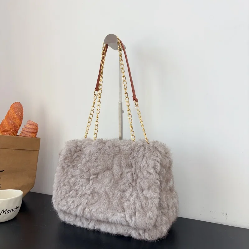 Корейский стиль, модная пушистая мягкая плюшевая сумка подмышки для женщин, большая вместительная сумка, женская повседневная дорожная сумка
Корейский стиль, модная пушистая мягкая плюшевая сумка подмышки для женщин, большая вместительная сумка, женская повседневная дорожная сумка