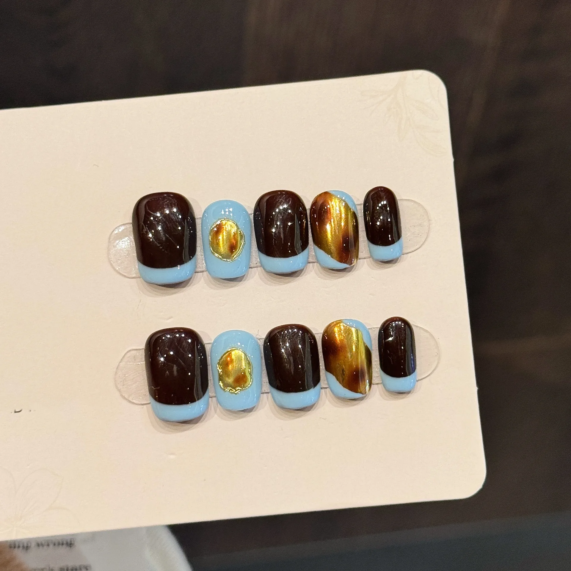 10PCS Short Square Handmade Press On Nails,Gold Luxury Style,Suitable For Festivals Parties And Daily Wear.
10PCS Short Square Handmade Press On Nails,Gold Luxury Style,Suitable For Festivals Parties And Daily Wear.
