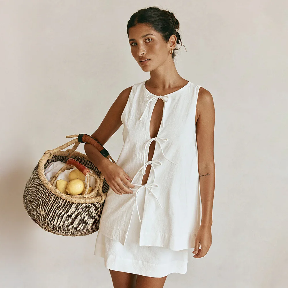 2026 Summer New Women White Sleeveless Round Neck Open Front Tie Up Blouse A Line Short Skirt Two Piece Fashion Suit
2026 Summer New Women White Sleeveless Round Neck Open Front Tie Up Blouse A Line Short Skirt Two Piece Fashion Suit