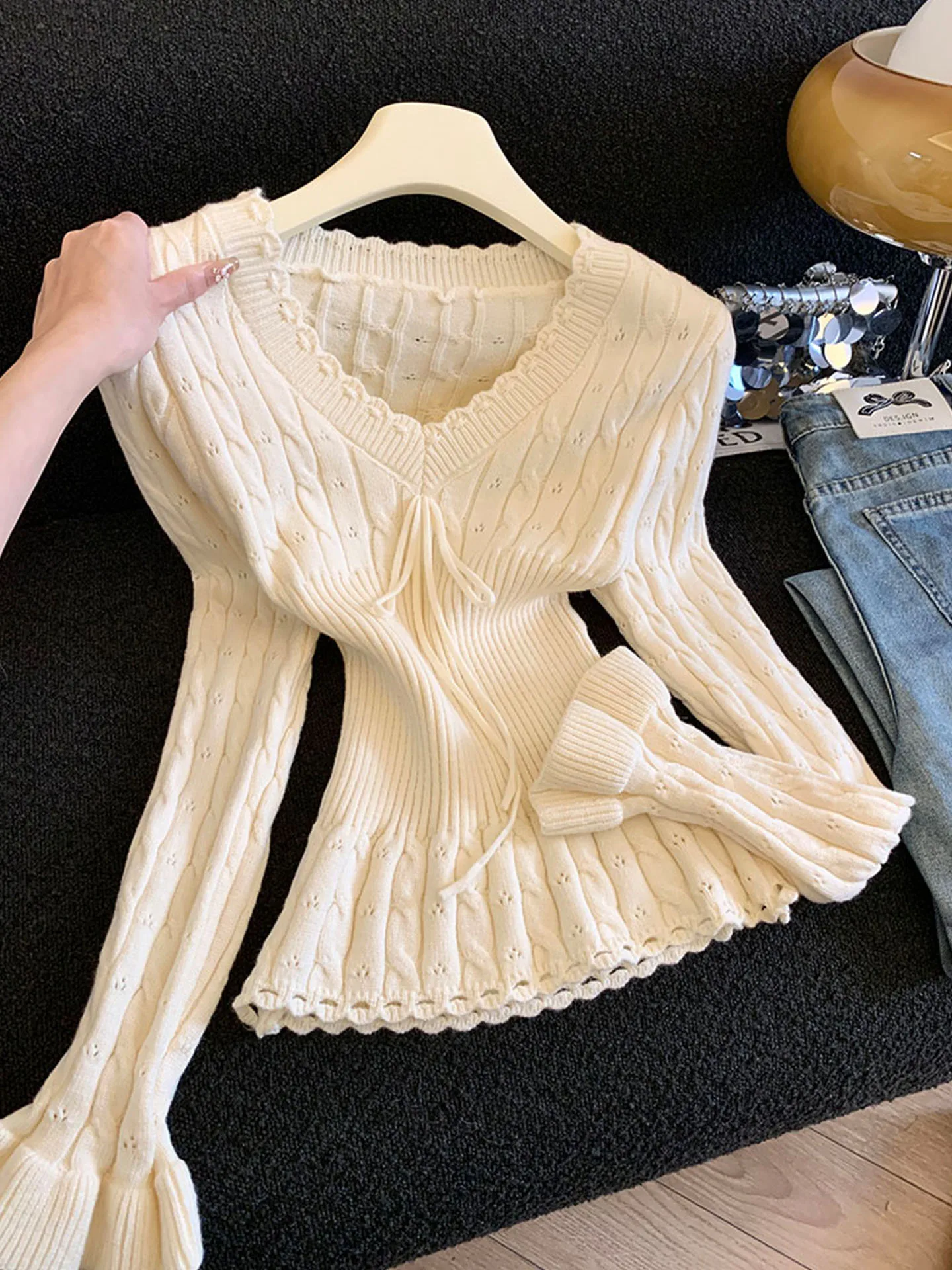 Emily Clud Recommended Slim Fit Knitwear V-Ne Tied Lace Bell Sve Waist Cinched Faionable Top for Women Winter 2025
Emily Clud Recommended Slim Fit Knitwear V-Ne Tied Lace Bell Sve Waist Cinched Faionable Top for Women Winter 2025