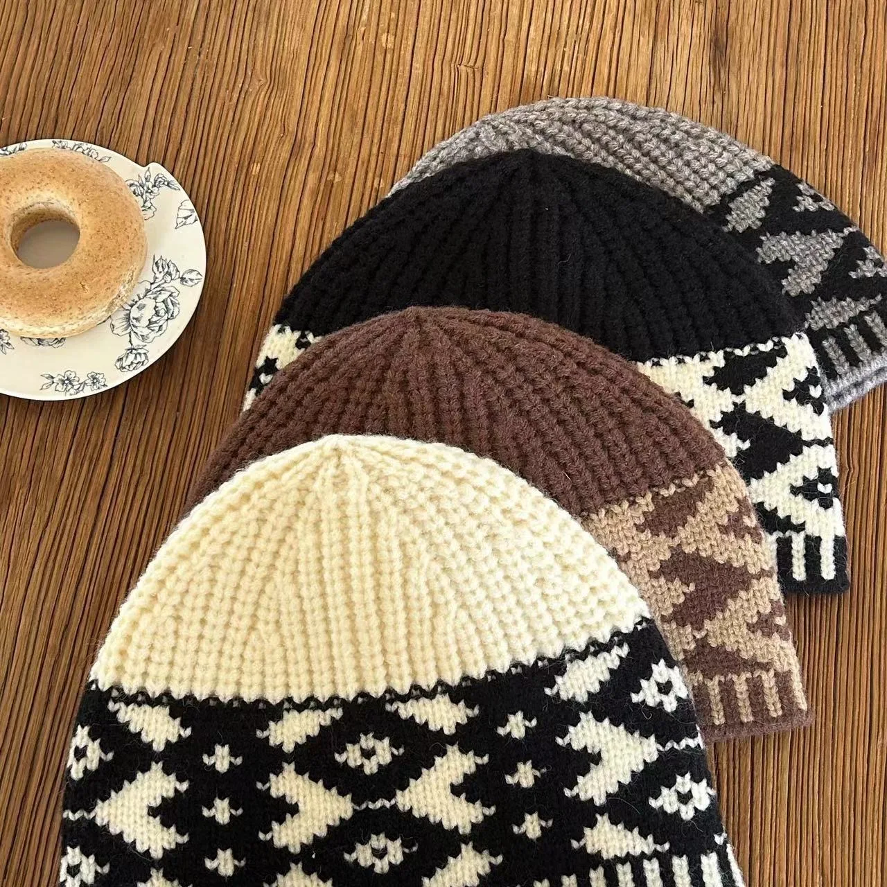Korean new vintage woollen hat versatile autumn and winter diamond-shaped color block warm earmuff knitted hat cold hat
Korean new vintage woollen hat versatile autumn and winter diamond-shaped color block warm earmuff knitted hat cold hat