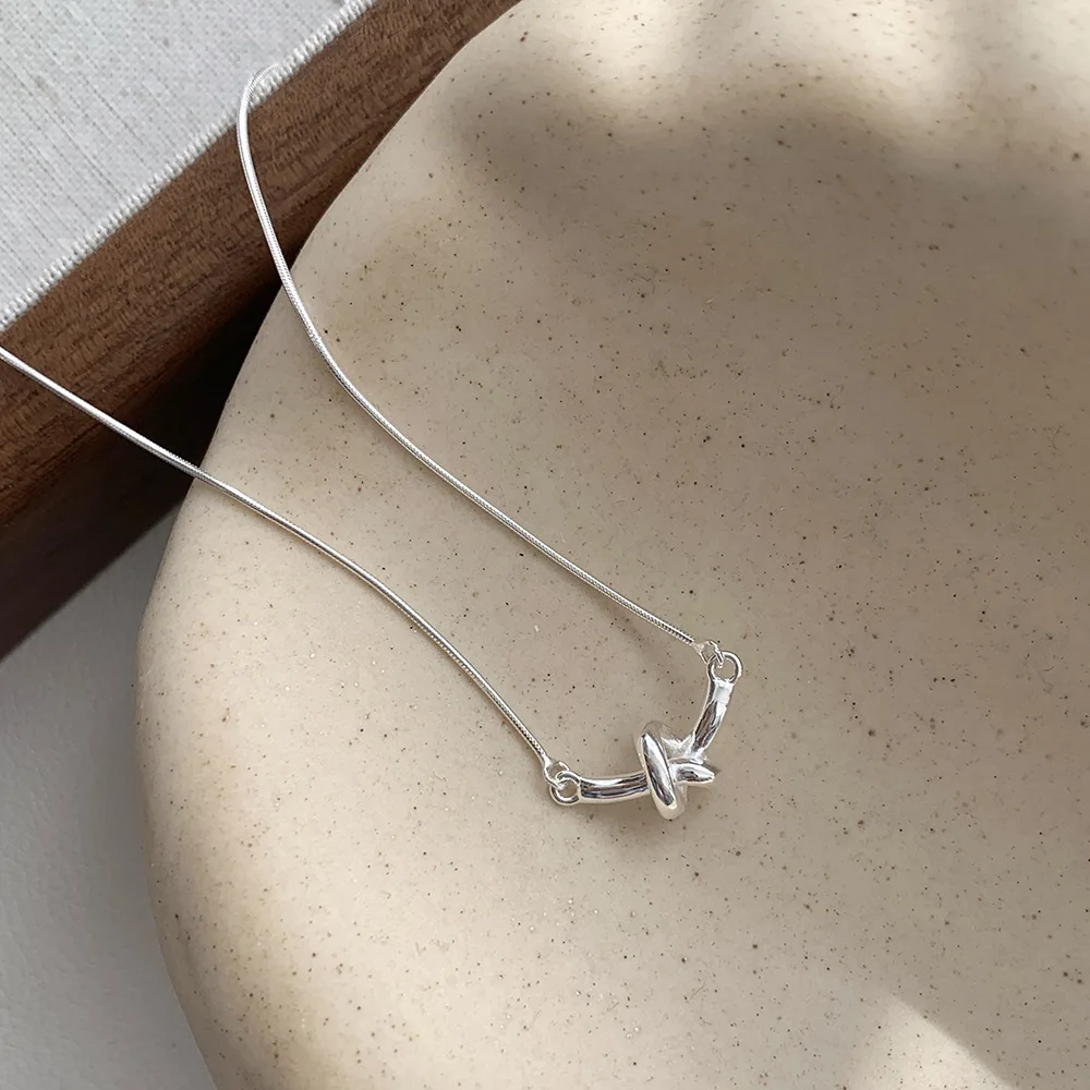 CHOZON S925 однотонное серебро с подвеской в виде счастливого узла, ожерелье, французский минималистичный оптовый продаж, изящные многослойные украшения для женщин
CHOZON S925 однотонное серебро с подвеской в виде счастливого узла, ожерелье, французский минималистичный оптовый продаж, изящные многослойные украшения для женщин