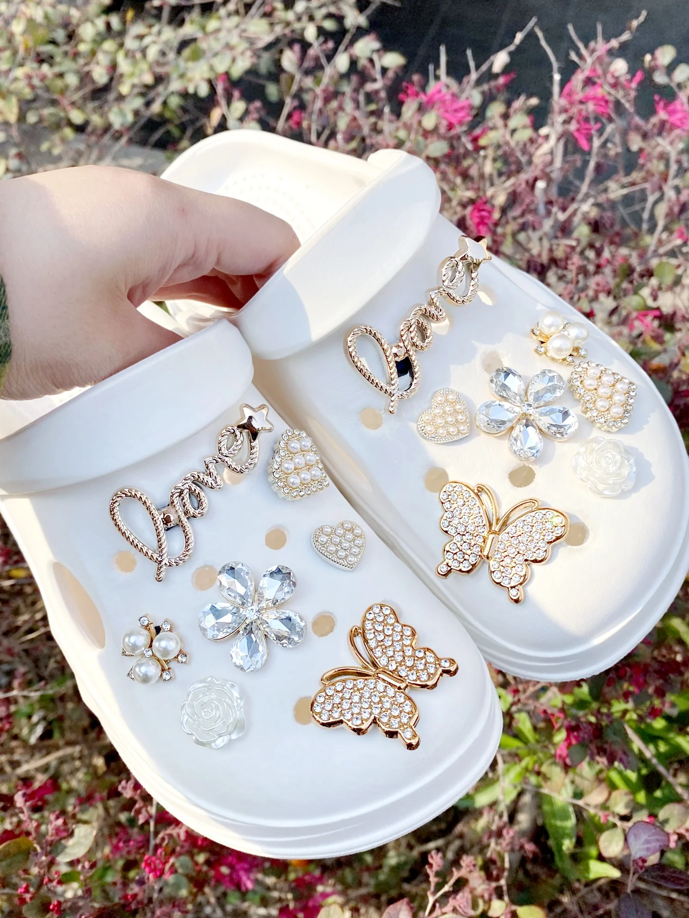 14 pieces of gold letter love, Dot diamond butterfly, white ABS diamond flower, rose, Gold Heart, ABS pearl flower shoe buckle D
14 pieces of gold letter love, Dot diamond butterfly, white ABS diamond flower, rose, Gold Heart, ABS pearl flower shoe buckle D