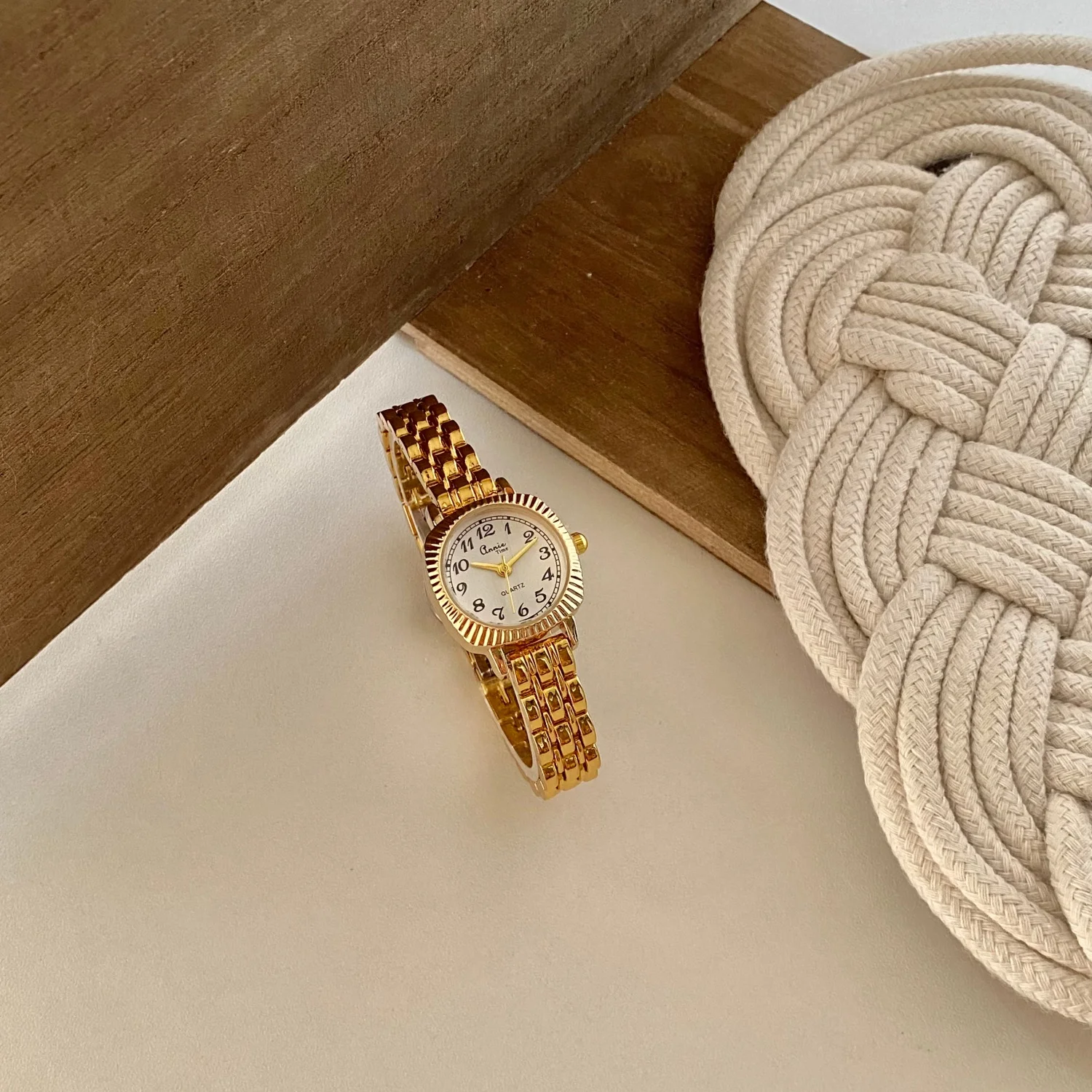 Женские позолоченные часы, женский браслет, аналоговые кварцевые наручные часы, часы с арабскими цифрами и циферблатом, подарок для девушки, часы Saati Relojes
Женские позолоченные часы, женский браслет, аналоговые кварцевые наручные часы, часы с арабскими цифрами и циферблатом, подарок для девушки, часы Saati Relojes