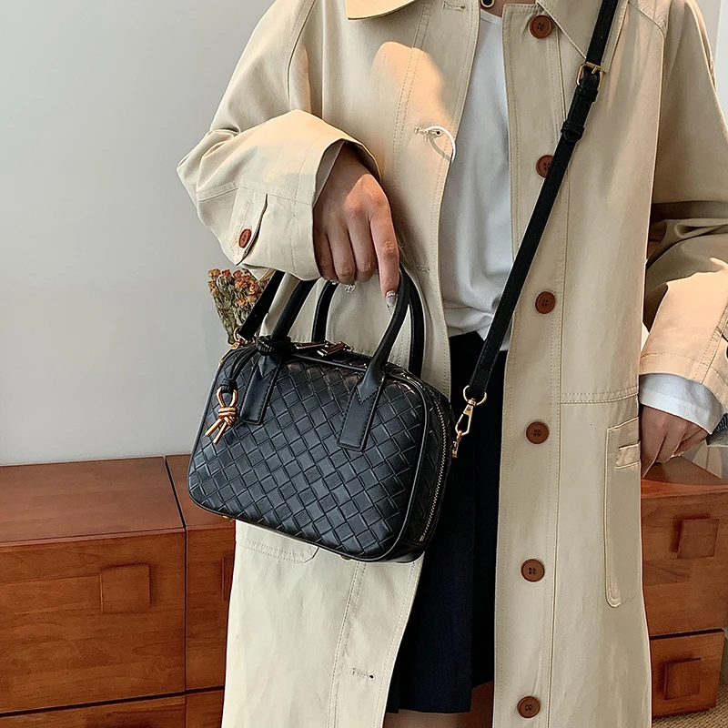 Classic and Fashionable Crossbody Bag for Ladies - in Leather Material Durable Lightweight and Chic
Classic and Fashionable Crossbody Bag for Ladies - in Leather Material Durable Lightweight and Chic