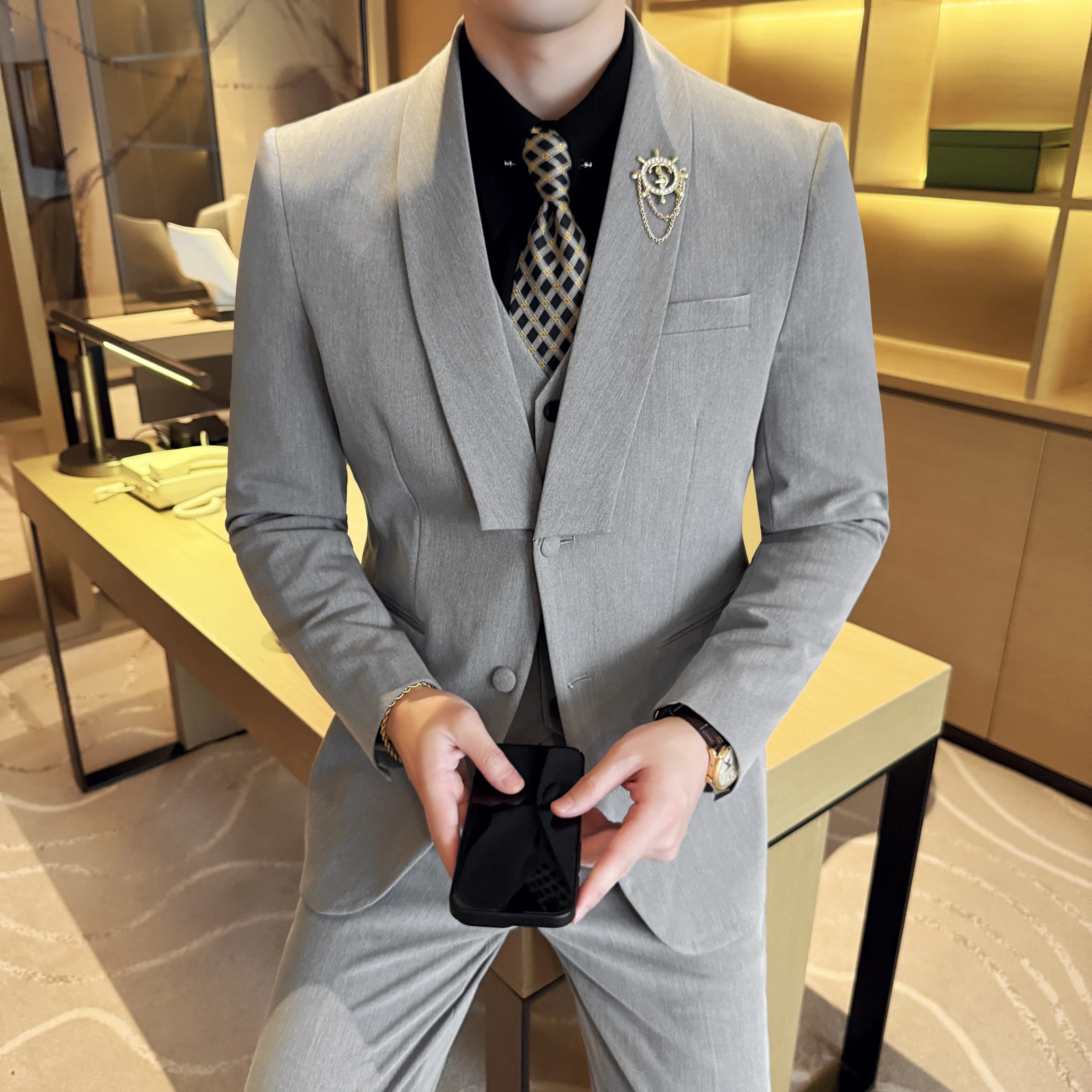 High-quality men's fashionable, cool and trendy British-style business casual suit with a green collar, wedding dress suit set
High-quality men's fashionable, cool and trendy British-style business casual suit with a green collar, wedding dress suit set