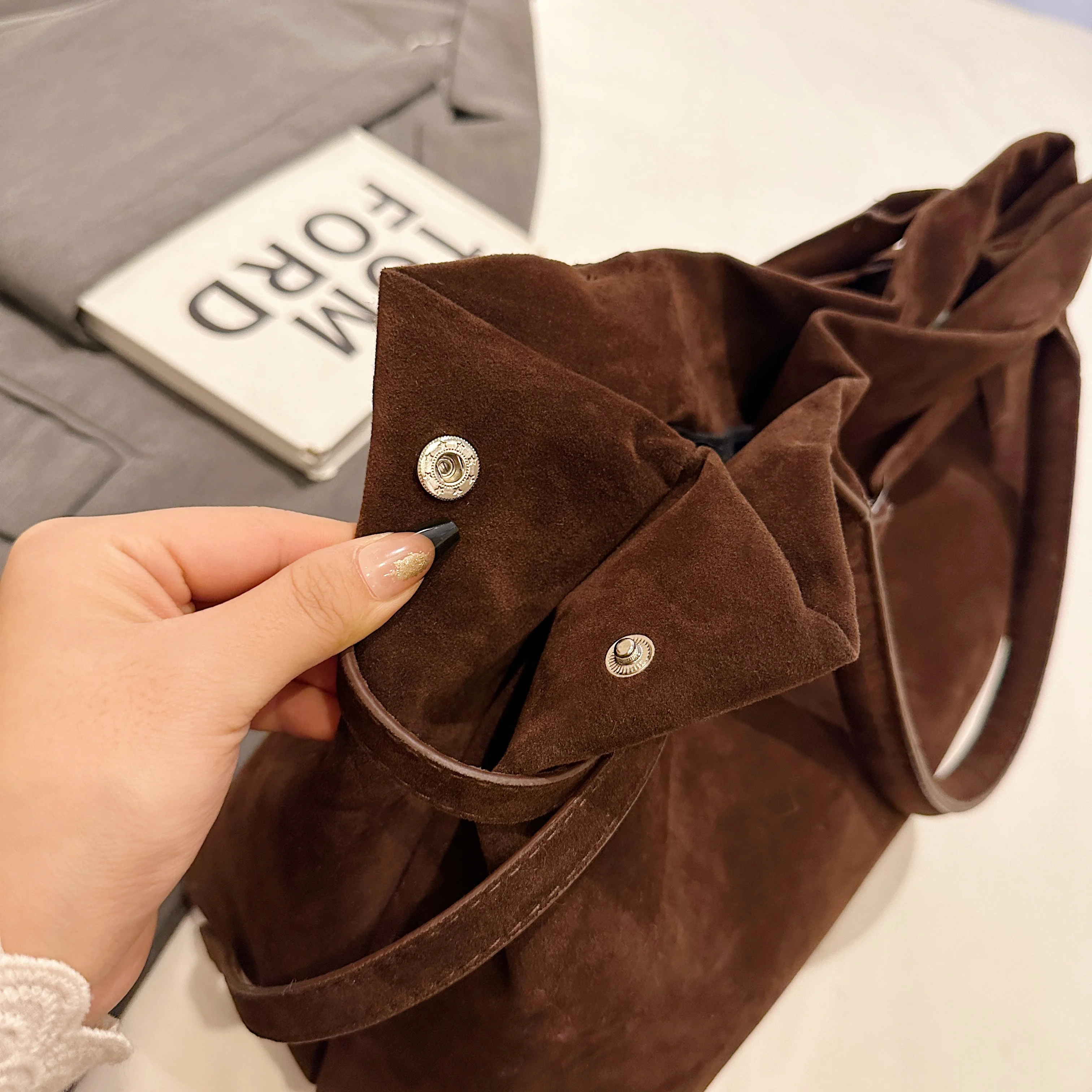New retro commuting bag, suede tote design single shoulder bag, autumn and winter large capacity handbag
New retro commuting bag, suede tote design single shoulder bag, autumn and winter large capacity handbag