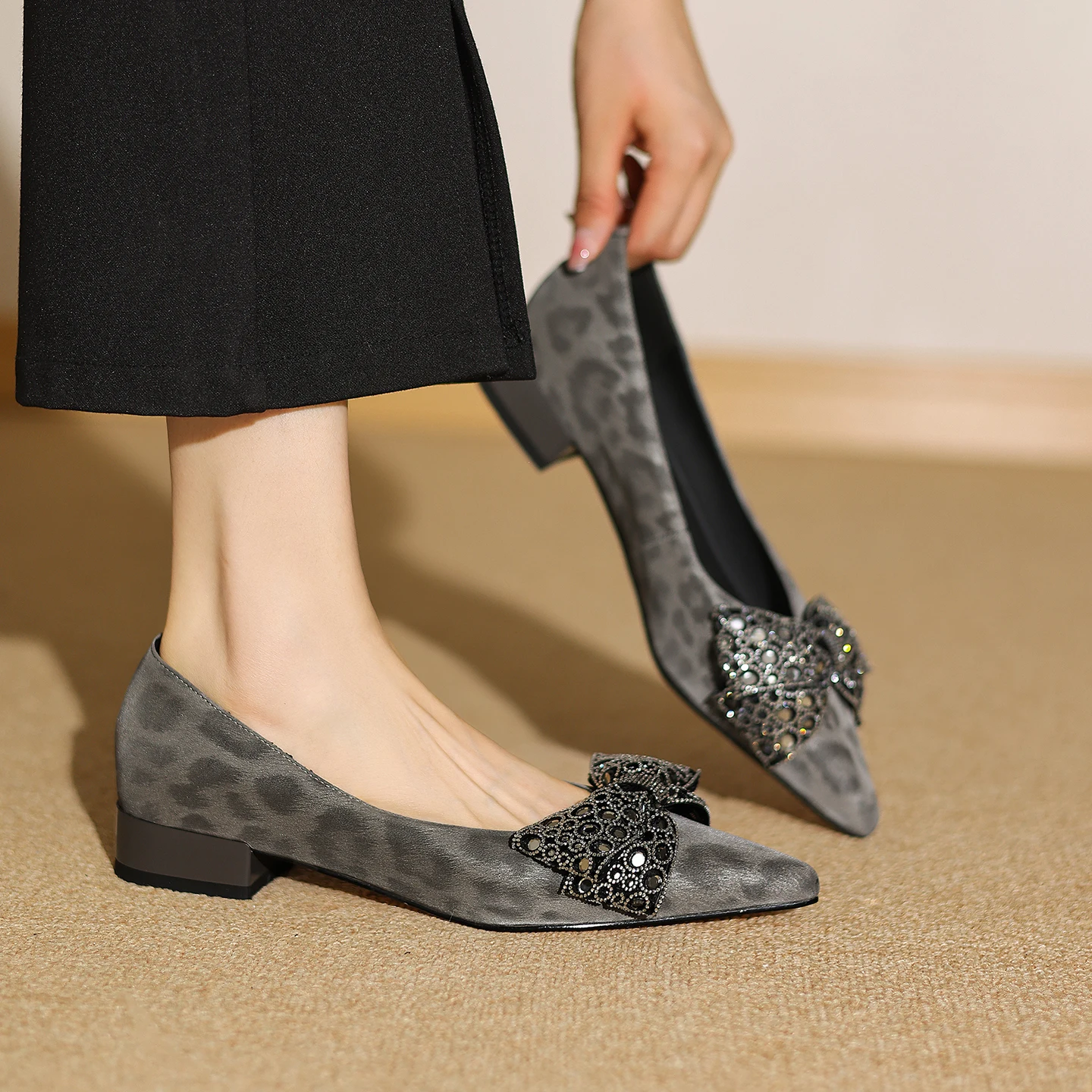Handmade Genuine Leather Bowknot Women Pumps Sexy Pointed Toe High Heels Party Prom Shoes heels sandals
Handmade Genuine Leather Bowknot Women Pumps Sexy Pointed Toe High Heels Party Prom Shoes heels sandals