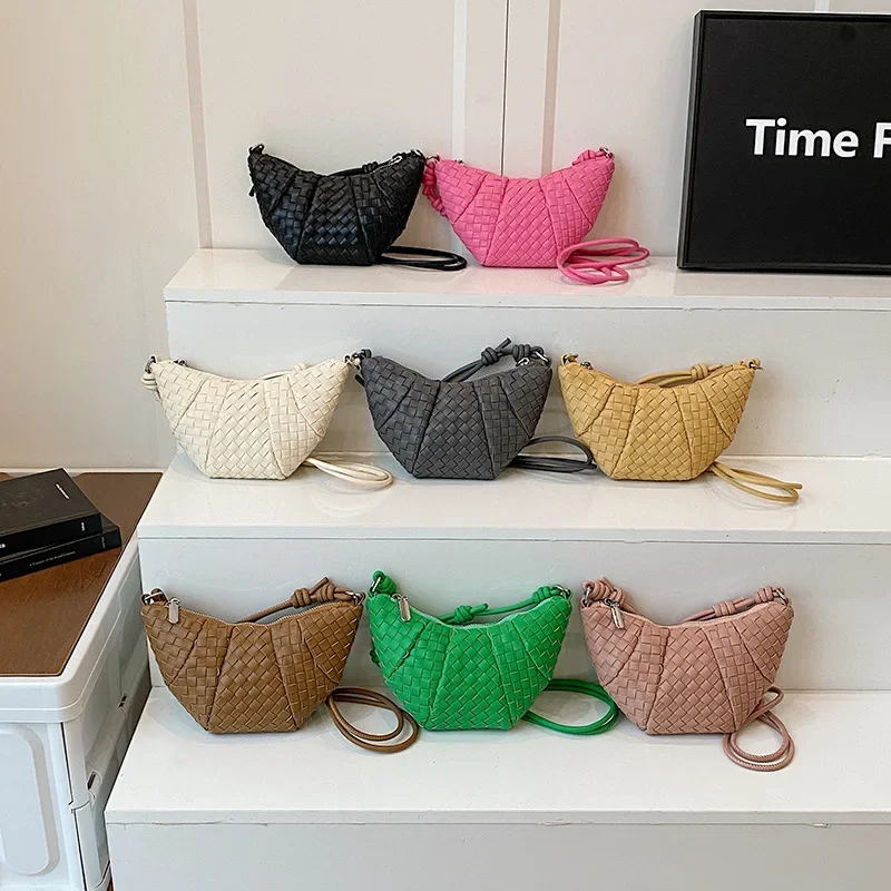 A Avant-Croissant Carryall 2025: мягкая сумка через плечо Artisan-Weave Buttero с поворотным замком, невыпадающейся патина и системой трансформируемых ремешков
A Avant-Croissant Carryall 2025: мягкая сумка через плечо Artisan-Weave Buttero с поворотным замком, невыпадающейся патина и системой трансформируемых ремешков