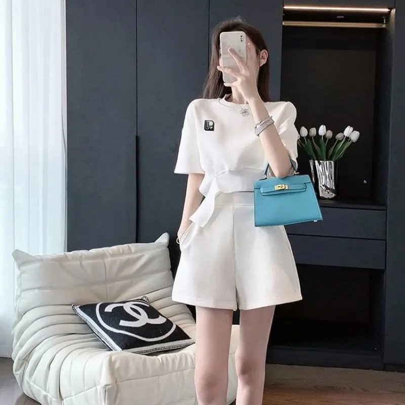 Fashion Leisure Sports Suit Women's 2023 New Fashionable Age Reducing Personalized Short Sleeve Versatile Shorts Two Piece Set
Fashion Leisure Sports Suit Women's 2023 New Fashionable Age Reducing Personalized Short Sleeve Versatile Shorts Two Piece Set