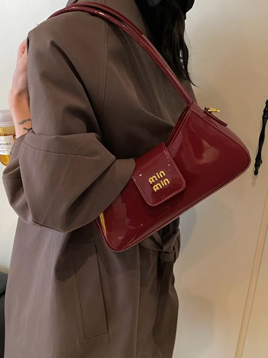 High-end luxury designer patent leather bag female 2025 new Korean version of the wild niche one-shoulder messenger underarm bag
High-end luxury designer patent leather bag female 2025 new Korean version of the wild niche one-shoulder messenger underarm bag