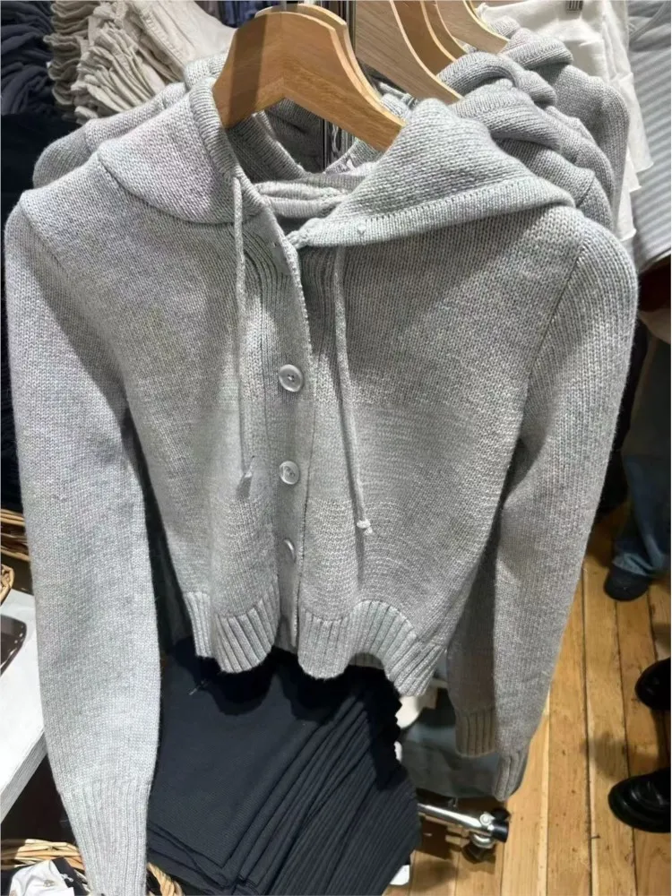 Осенний серый хлопковый укороченный свитер, кардиган, женский тонкий вязаный свитер с капюшоном и длинными рукавами на пуговицах, милые свитера в консервативном стиле
Осенний серый хлопковый укороченный свитер, кардиган, женский тонкий вязаный свитер с капюшоном и длинными рукавами на пуговицах, милые свитера в консервативном стиле
