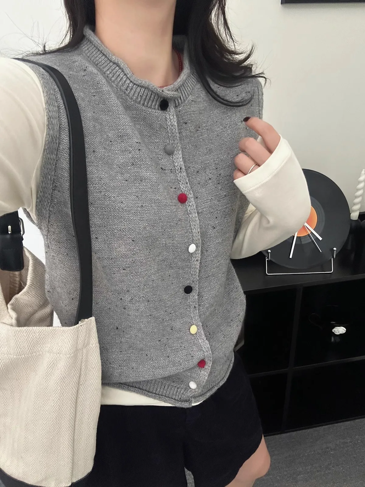 Вязаный жилет на пуговицах, женский осенне-зимний новый корейский свитер с открытыми плечами, топ Fem Faion, одежда 
Вязаный жилет на пуговицах, женский осенне-зимний новый корейский свитер с открытыми плечами, топ Fem Faion, одежда
