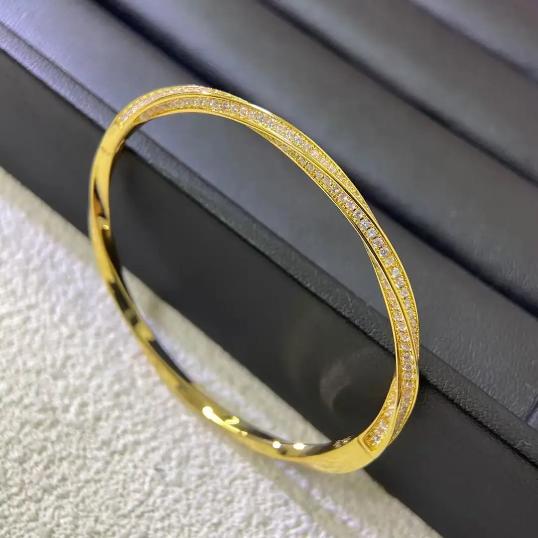 Luxury diamond-studded bracelet for women; European and American style bangle; party and wedding jewelry.
Luxury diamond-studded bracelet for women; European and American style bangle; party and wedding jewelry.