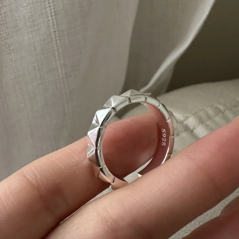 Стерлинговое серебро S925, корейская версия, нишевый дизайн, бриллиант, простое базовое обручальное кольцо, модная индивидуальность, оптовая продажа 
Стерлинговое серебро S925, корейская версия, нишевый дизайн, бриллиант, простое базовое обручальное кольцо, модная индивидуальность, оптовая продажа