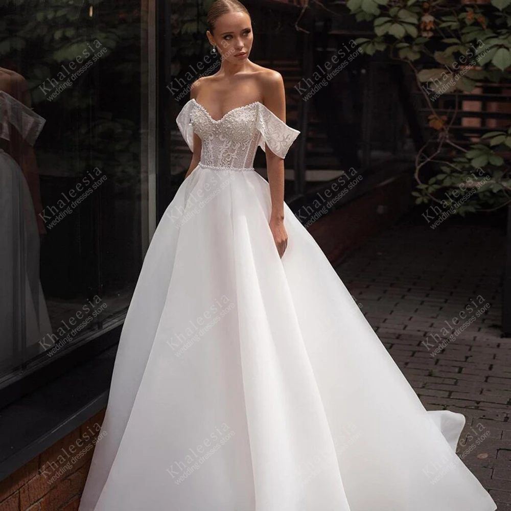 Charming Wedding Dresses A Line Bridal Gowns Lace Appliques Off The Shoulder Robes Backless Vestidos De Novia Customized 2025
Charming Wedding Dresses A Line Bridal Gowns Lace Appliques Off The Shoulder Robes Backless Vestidos De Novia Customized 2025