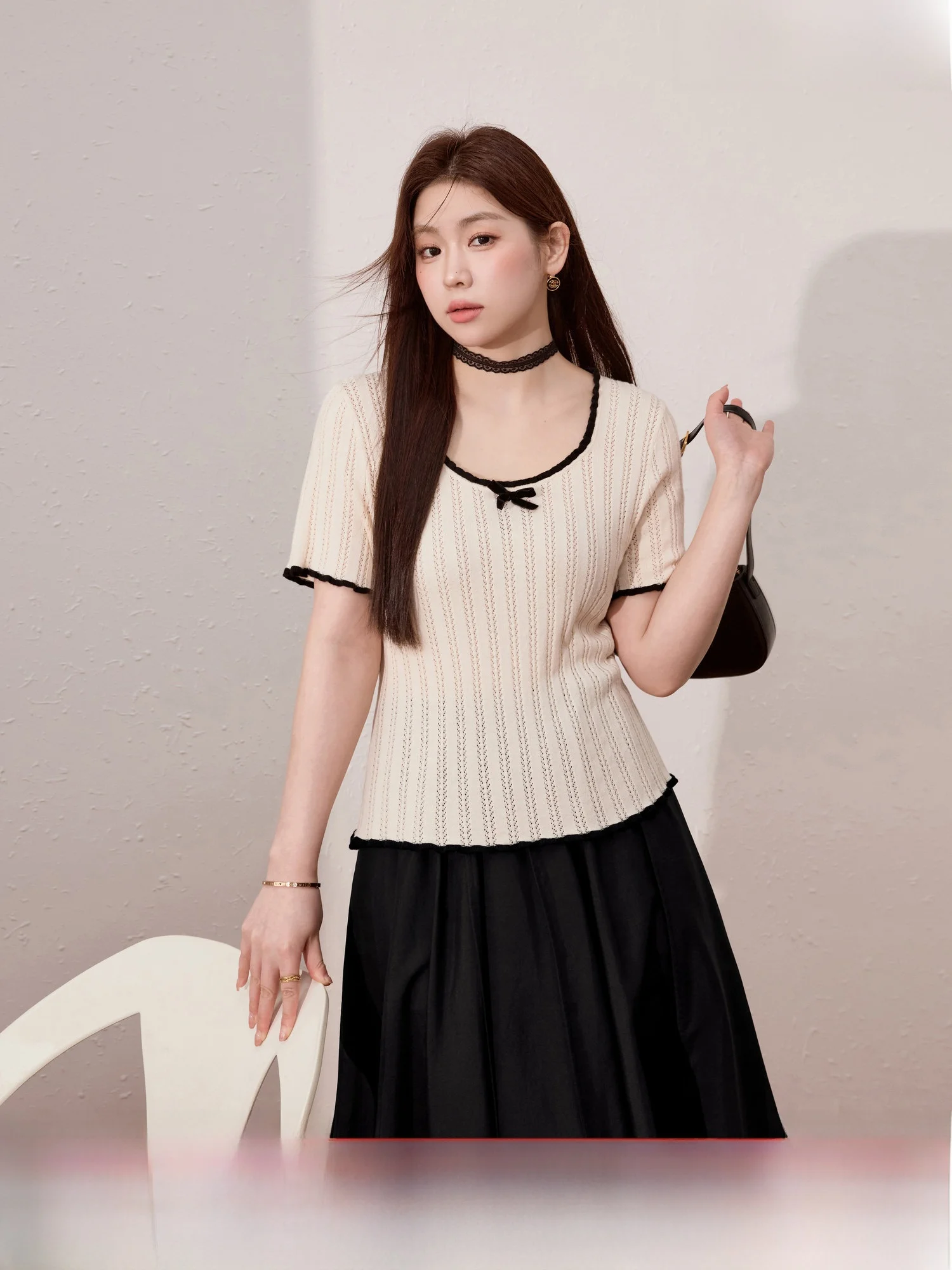 Синий комплект из двух предметов: топ с коротким рукавом и вырезами, а также облегающая модальная юбка для летних поездок на работу.
Синий комплект из двух предметов: топ с коротким рукавом и вырезами, а также облегающая модальная юбка для летних поездок на работу.