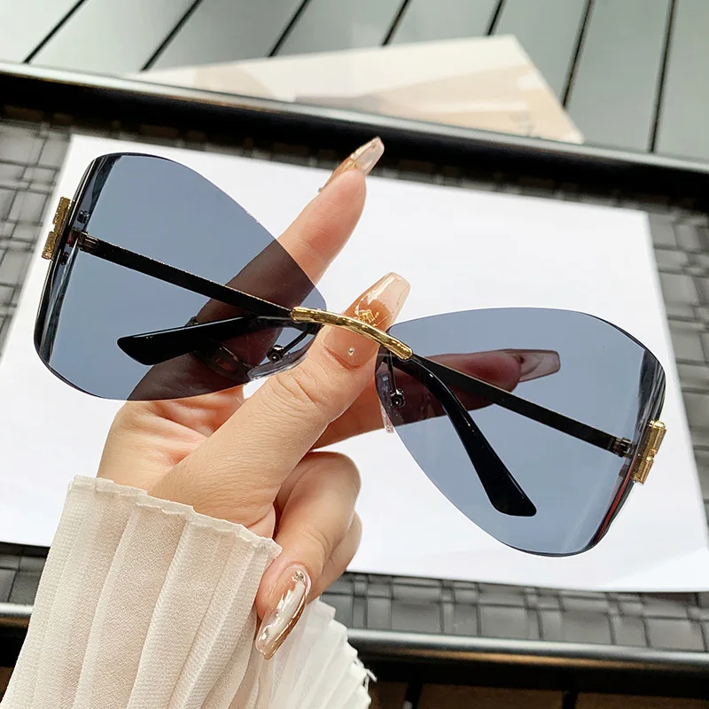 Солнцезащитные очки без оправы для мужчин и женщин, модные солнечные аксессуары в большой оправе, в винтажном стиле, в стиле панк, коричневые, 2024 
Солнцезащитные очки без оправы для мужчин и женщин, модные солнечные аксессуары в большой оправе, в винтажном стиле, в стиле панк, коричневые, 2024