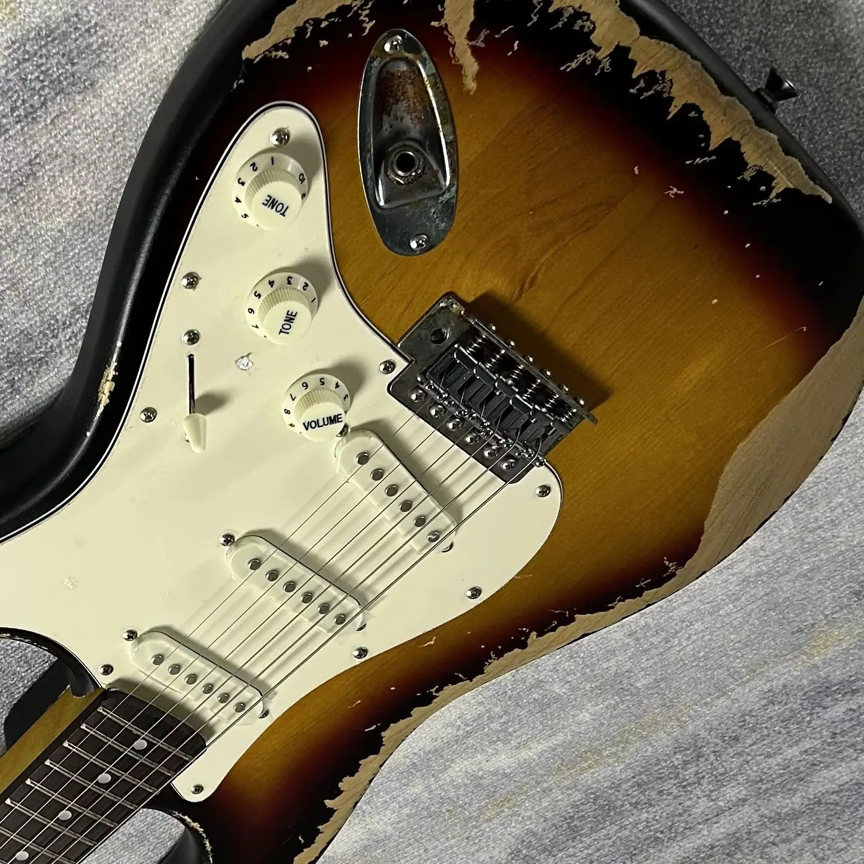 Hot Sale Electric Guitars Alder Body Vintage Sunburst Color 21 Frets Rosewood Fretboard
Hot Sale Electric Guitars Alder Body Vintage Sunburst Color 21 Frets Rosewood Fretboard