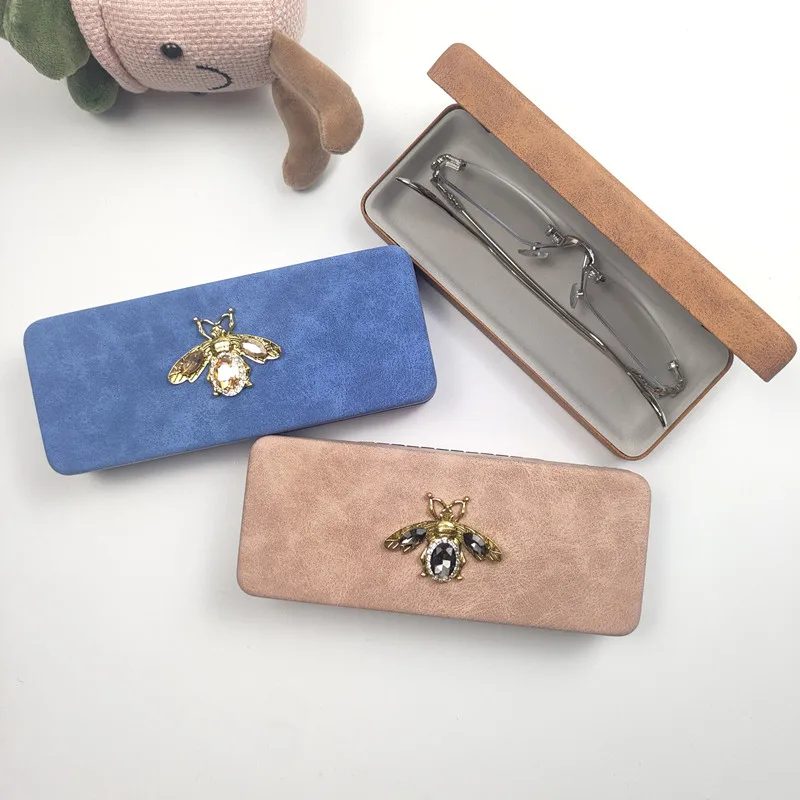 Diamond-Encrusted bee Pattern Portable Glasses Case Women's Sunglasses Storage Box Eyeewear Accessories with Diamonds B1
Diamond-Encrusted bee Pattern Portable Glasses Case Women's Sunglasses Storage Box Eyeewear Accessories with Diamonds B1