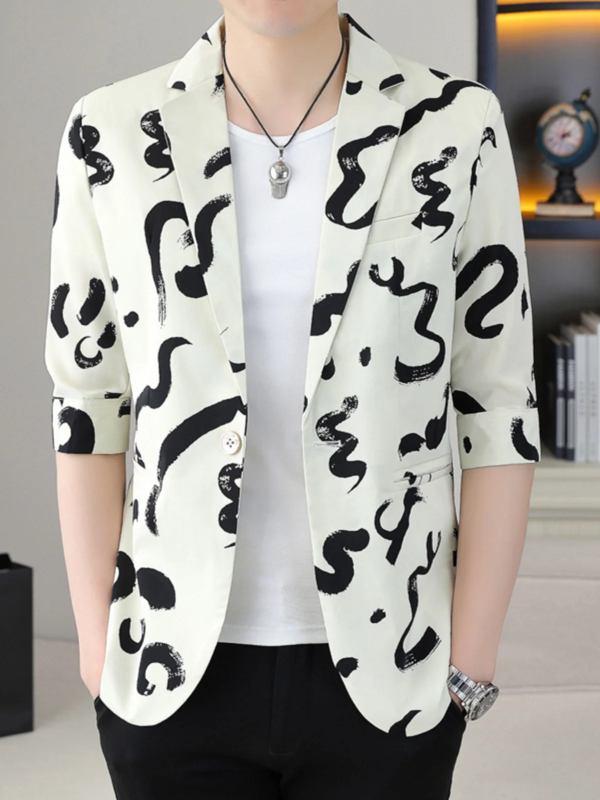 Летний тонкий мужской повседневный приталенный пиджак из ледяного шелка с коротким рукавом, универсальный молодежный стильный пиджак из полиэстеровой смеси, однобортный.
Летний тонкий мужской повседневный приталенный пиджак из ледяного шелка с коротким рукавом, универсальный молодежный стильный пиджак из полиэстеровой смеси, однобортный.