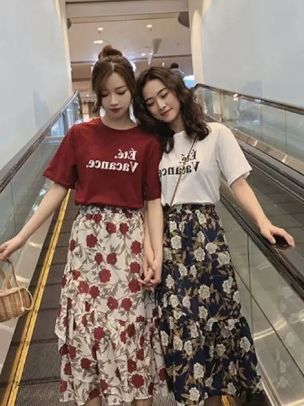 plus Size Summer Fashion Floral Print Short Sleeve Thin Top And High Waist Skirt Two Piece Set Korean Style Loose Fit Casual ...
plus Size Summer Fashion Floral Print Short Sleeve Thin Top And High Waist Skirt Two Piece Set Korean Style Loose Fit Casual ...