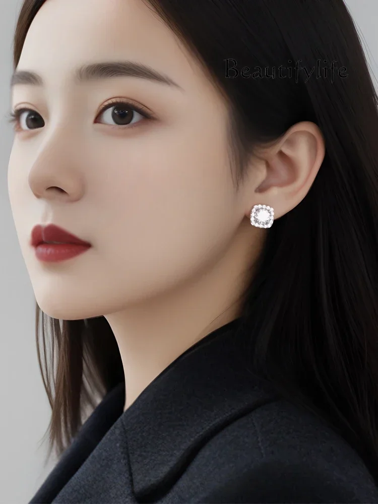 Beauty Makeup Full of diamonds without ear holes, women's new niche French temperament light luxury high-end earrings, mosquito
Beauty Makeup Full of diamonds without ear holes, women's new niche French temperament light luxury high-end earrings, mosquito